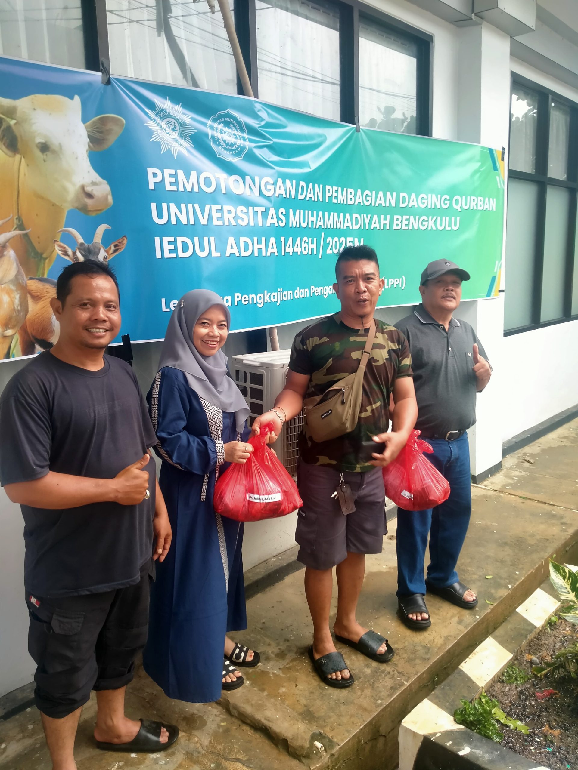 Idhul Adha 1446 H, UMB Salurkan Ratusan Kupon Daging Kurban