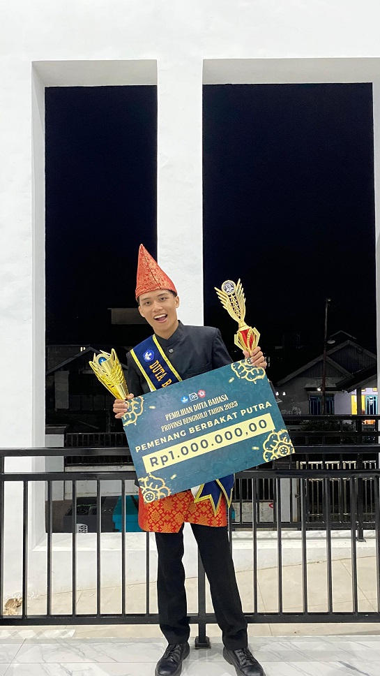 Rifki Andreza Raih Tropi Putra Berbakat Duta Bahasa Bengkulu 2025