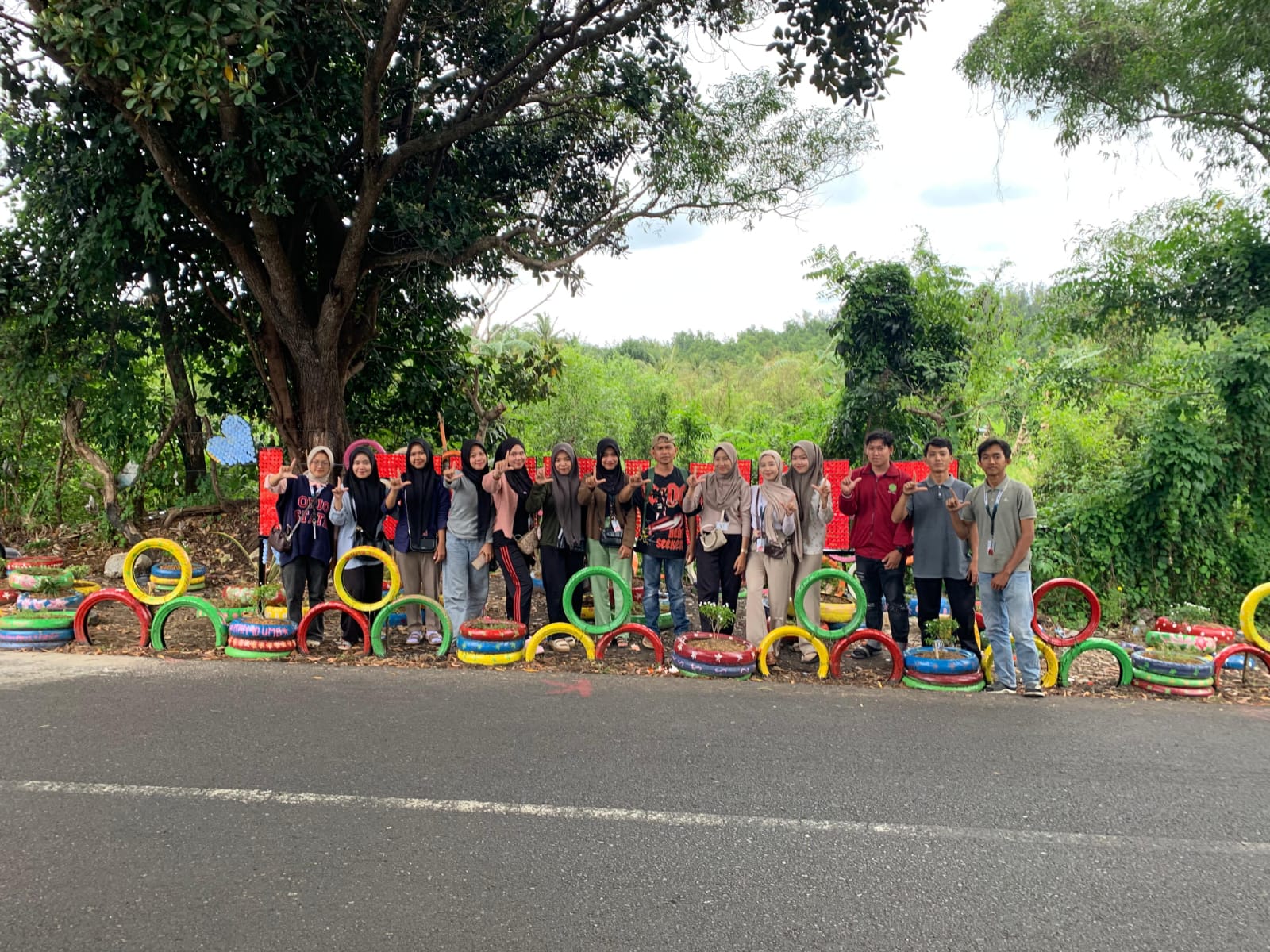 Sulap TPS Liar di Jenggalu, KKN UM Bengkulu Tinggalkan Kesan Positif