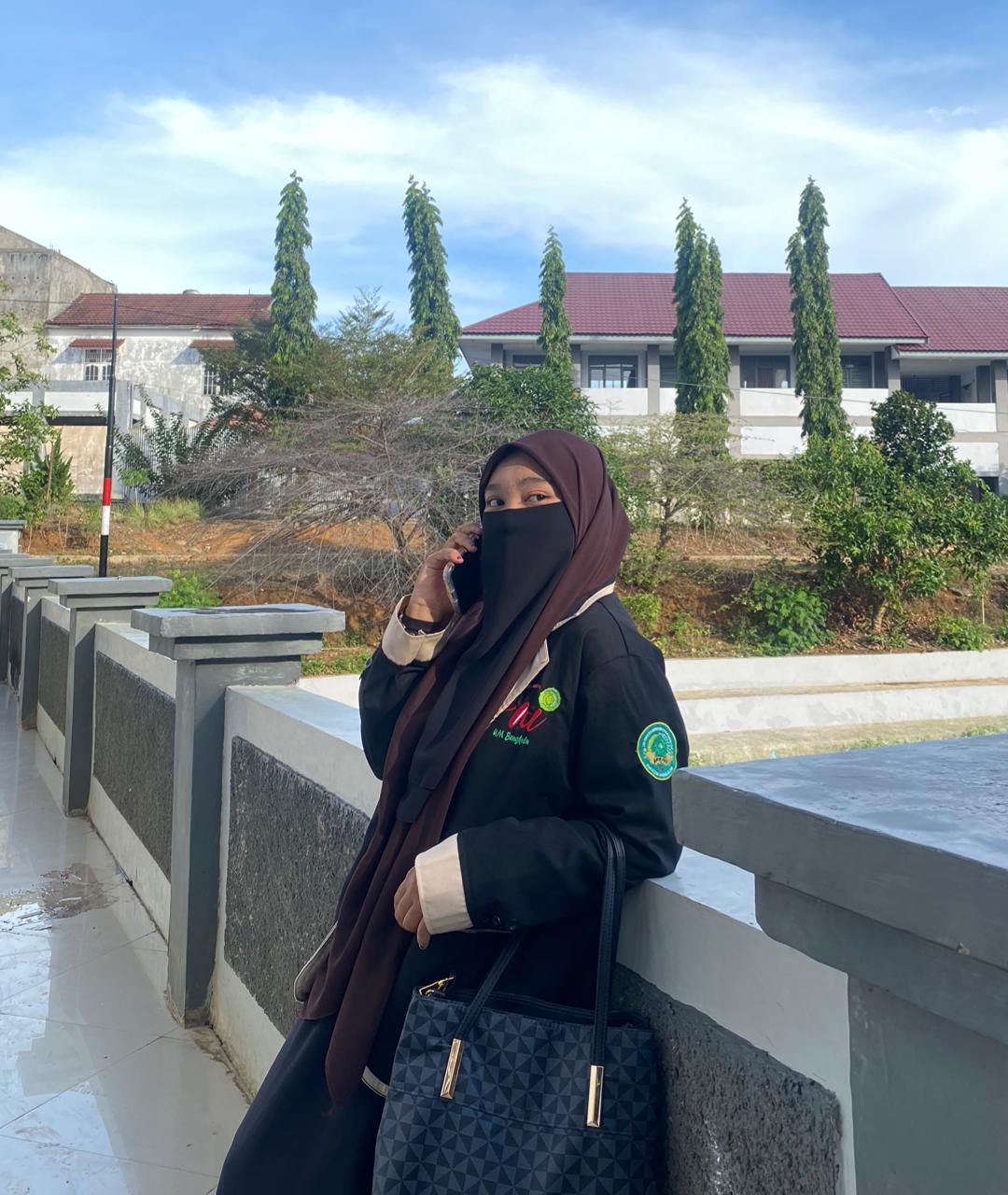 Kholia Eka Putri Raih Lulusan Terbaik II Sarjana UMB Periode Oktober 2025