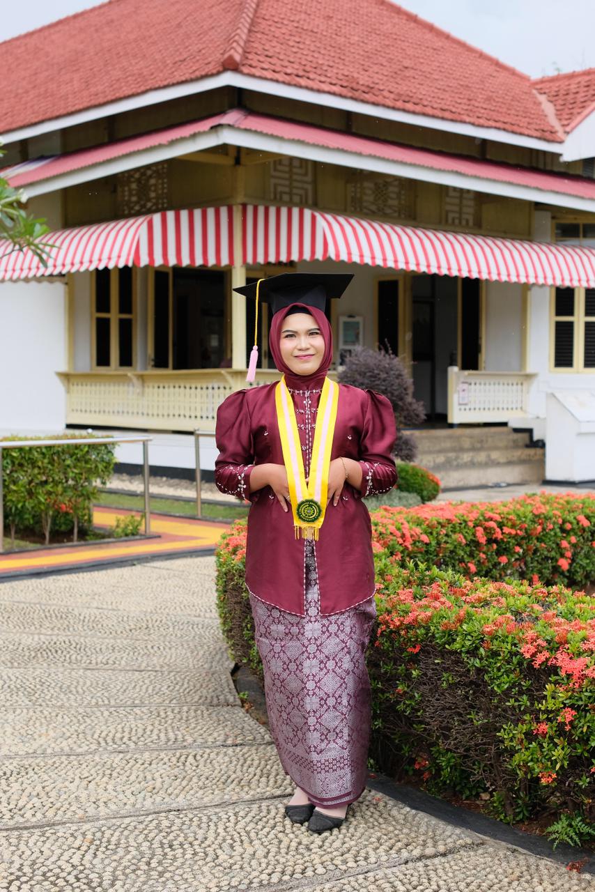 Oktari Dwi Miranti Lulusan Terbaik FISIP, Siap Mengabdi dan Mengharumkan Almamater