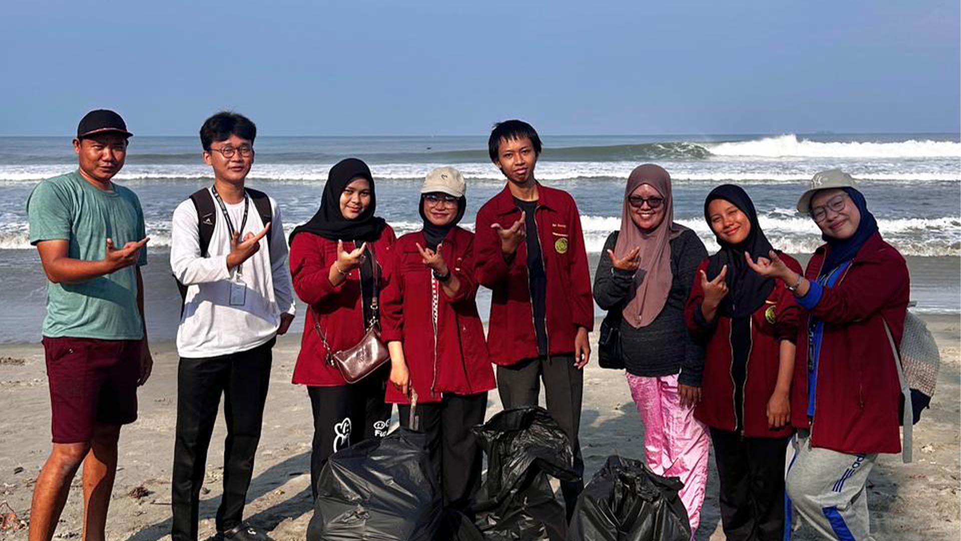 Mahasiswa IPCS UMB Bawa SDGs Turun Ke Pantai Panjang